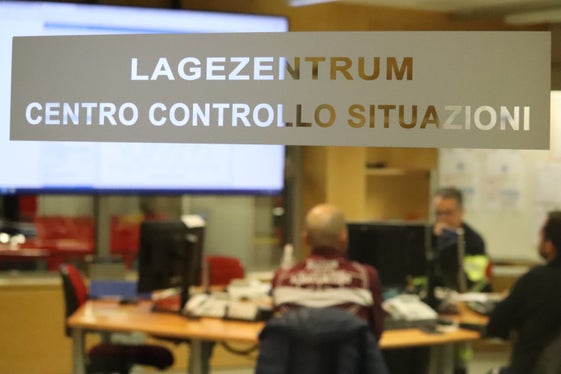 Auch im rund um die Uhr besetzten Landeslagezentrum bei der Berufsfeuerwehr wurde ab 17 Uhr die Hochwasserübung durchgeführt. (Foto: LPA/Maja Clara)