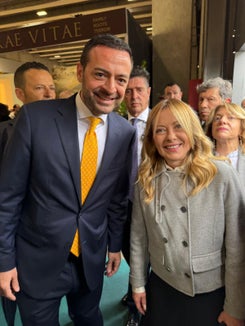 Landesrat Marco Galateo traf bei seinem Besuch der Vinitaly in Verona Ministerpräsidentin Giorgia Meloni. Südtirol stellt ein erfolgreiches Modell dar, das auf Qualität, Innovation und einer starken Verbindung zum Gebiet basiert, betonte Galateo. (Foto: LPA)