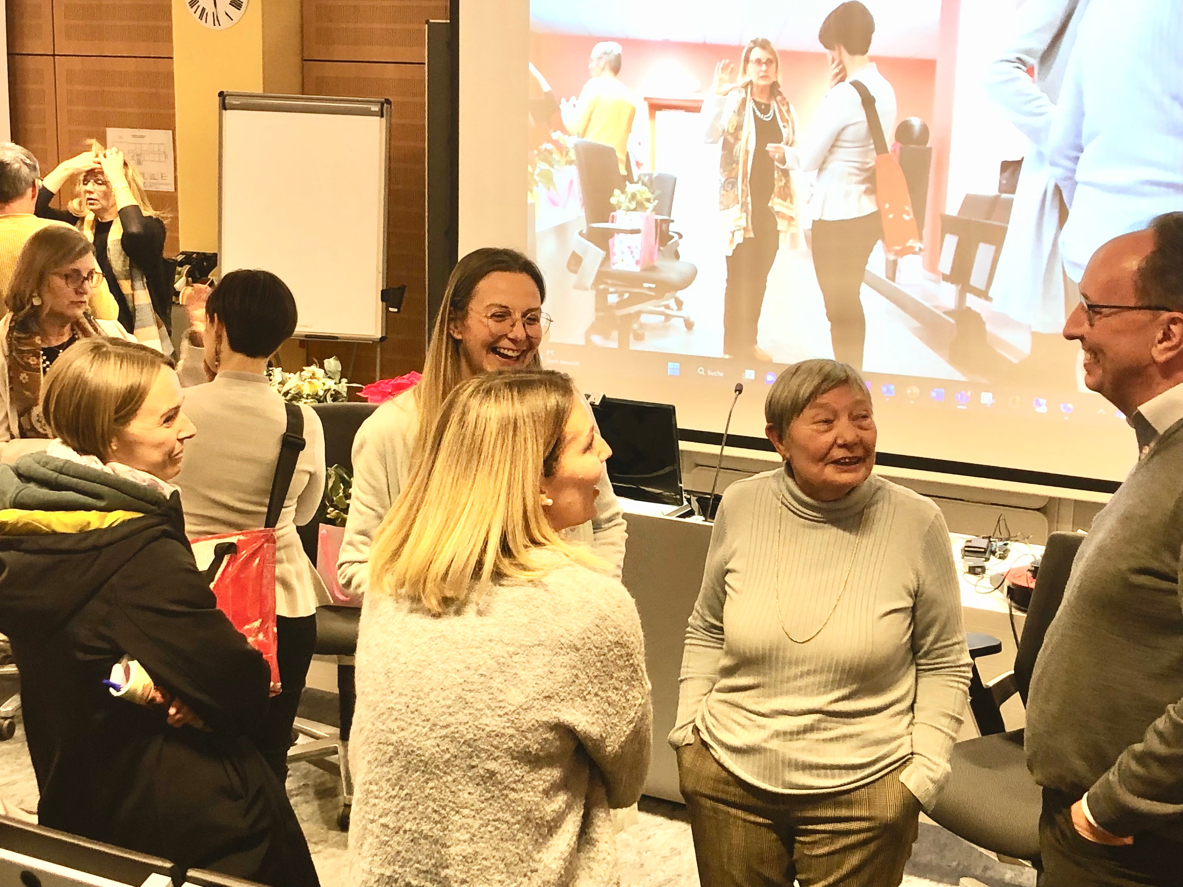 Die Absolventinnen und Absolventen des berufsbegleitenden Lehrganges für Integrationslehrpersonen trafen sich vor Kurzem zu einem Austausch in Bozen. (Foto: LPA/Michaela von Wohlgemuth)