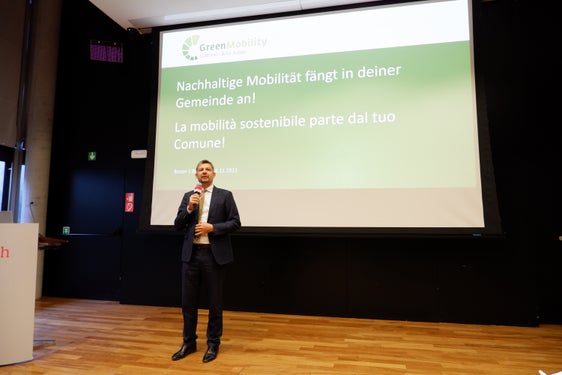 "Ogni singolo Comune sa meglio di chiunque altro quali misure concrete sono necessarie a livello locale nell'ambito della mobilità ciclistica, elettrica e pedonale e come la mobilità possa essere progettata al meglio”, afferma l'assessore provinciale alla Mobilità, Daniel Alfreider. (Foto: ASP/Elisa Zambiasi)