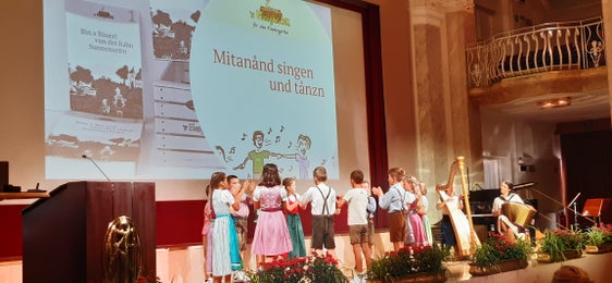 Schülerinnen und Schüler der Grundschule Astfeld zeigten Volkstänze, die sie im vergangenen Schuljahr im Rahmen des Musikvermittlungsprojektes  's Musigkischtl kennen gelernt hatten. (Foto: LPA/Landesmusikschuldirektion)