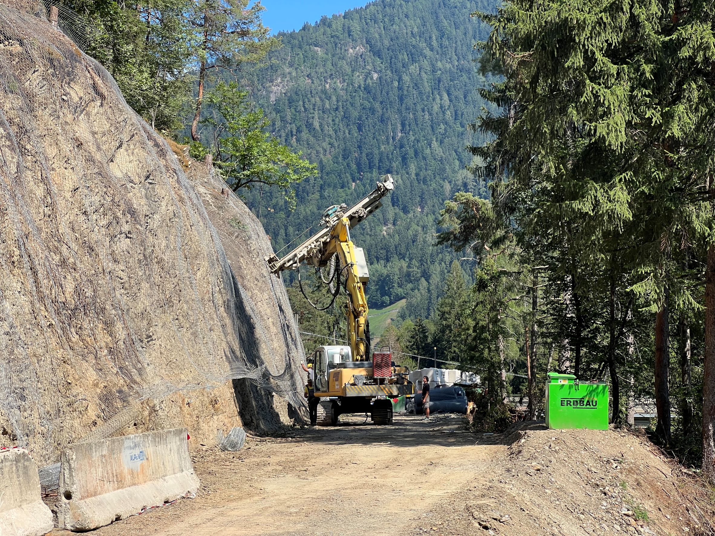 Die Arbeiten für die Umleitung des Verkehrs während der Erneuerung der Brücke Eschenlohe im Ultental auf die alte Straßentrasse laufen. (Foto: Landesabteilung Tiefbau)