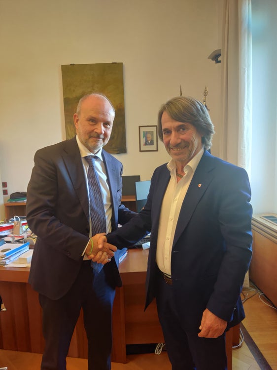 Antrittsbesuch: Gesundheitslandesrat Hubert Messner (rechts im Bild) hat gestern Nachmittag mit Gesundheitsminister Orazio Schillaci strategische Themen im Gesundheitsbereich vertieft. (Foto: LPA/Samuel Vieider)