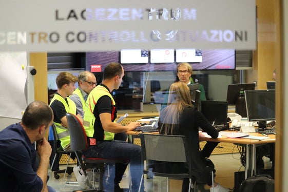Im Landeslagezentrum in der Agentur für Bevölkerungsschutz in Bozen wurde die Entwicklung der Lage während der Übung am Freitag und Samstag im Auge behalten, in Anwesenheit auch zweier Vertreter des Regierungskommissariats als Beobachter. (Foto: LPA/Maja Clara)
