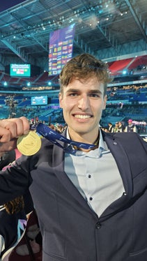 Fabian Fischnaller con la medaglia d'oro (Foto: Valentin Piffrader/Camera di commercio di Bolzano)
