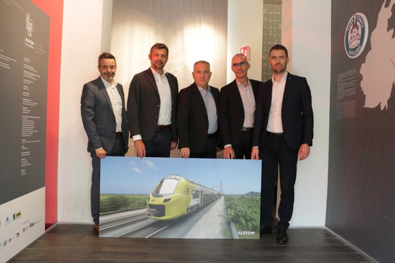 Besichtigten die im Bau befindlichen Züge für Südtirol: (v.l.) Joachim Dejaco (STA-Direktor), LR Daniel Alfreider, Michele Viale, Davide Viale (beide Alstom) und Martin Vallazza (Direktor Ressort Mobilität und Infrastrukturen). (Foto: LPA/Ingo Dejaco)