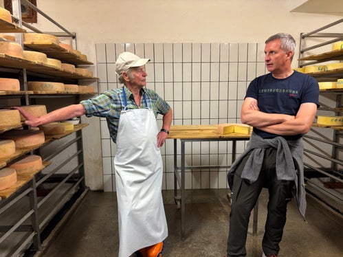 L'alpigiano Josef Abertegger (a sinistra) e l'assessore Luis Walcher (Foto: USP/Dipartimento Agricoltura, Foreste, Turismo)