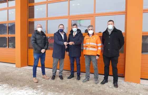 In vista della prossima consegna, hanno preso visione dei lavori e del nuovo capannone del Cantiere val Pusteria a Stegona: (da sx) il RUP Luca Carmignola, gli assessori provinciali Massimo Bessone e Daniel Alfreider, il direttore d'ufficio Götz Rufinatscha e il direttore della Ripartizione Servizio strade Philipp Sicher. (Foto: ASP/Ingo Dejaco)