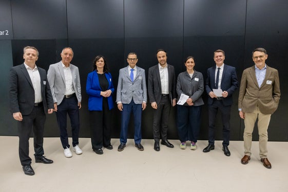 Un confronto al NOI Techpark sul tema dell'IA: Patrick Ohnewein (Tech Transfer Digital, NOI Techpark), Dominik Matt (Fraunhofer Italia), Mara Longhini (Libera Università di Bolzano), Franz Schöpf (Ripartizione Innovazione, Ricerca, Università e Musei), l'assessore Philipp Achammer, Tanja Mimmo (Libera università Bolzano), Ulrich Stofner (direttore NOI Techpark) e Günther Mathà (Libera università di Bolzano). (Foto: USP/Bernhard Aichner)