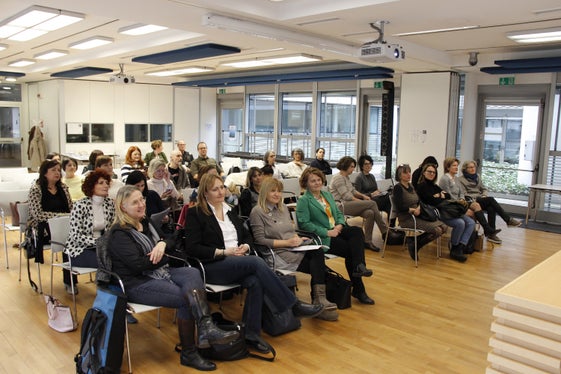Führungskräfte der Kleinkindbetreuungsdienste und Familienlandesrätin Pamer (vrone, 4.v.l.) haben sich gemeinsam mit Expertinnen zum Thema Kinderschutz auseinandergesetzt. (Foto: LPA/Hannes Wisthaler)