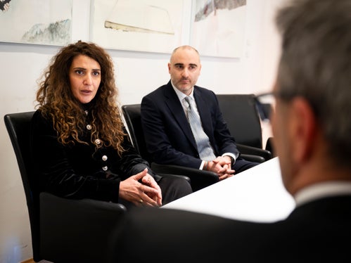 Landeshauptmann Arno Kompatscher (von hinten) empfing Generalkonsulin Natalia Kordzaia, die von Berater Valerian Gvalia begleitet wurde. (Foto: LPA/Fabio Brucculeri).