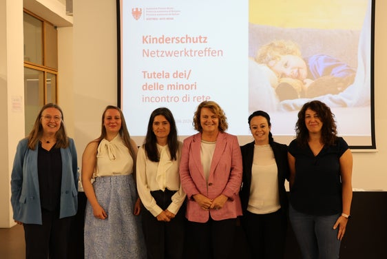 In occasione dell’incontro di rete “Tutela dei minori” organizzato dall’Agenzia per la famiglia il 10 giugno, operatrici operatori pedagogici, esperte ed esperti dei settori della pedagogia, dei servizi sociali e della giustizia hanno discusso delle questioni centrali relative alla tutela dell’infanzia nell’ambito dell’assistenza alla prima infanzia. Da sinistra: Ulrike Loch (Facoltà di Scienze dell’Educazione della Libera Università di Bolzano), Barbara Ruzzon (collaboratrice accademica del Garante per l'infanzia e l'adolescenza), Cristina Tomio (accompagnatrice pedagogica della Cooperativa sociale Coccinella), l’assessora provinciale Rosmarie Pamer, Monika Conrater (direttrice dell’Agenzia per la famiglia), Francesca Marangoni (pedagogista dell'Azienda Servizi Sociali di Bolzano). (Foto: USP/Katharina Fleischmann)