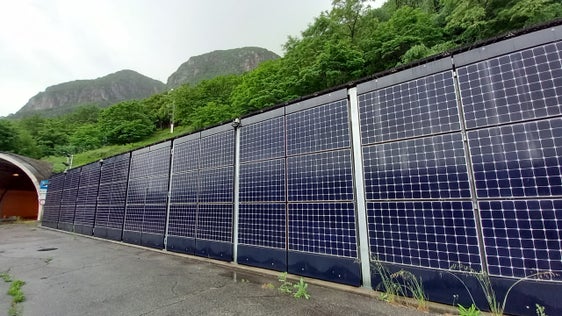 Vor allem bei hoher Sonneneinstrahlung benötigt der Tunnel auf der Staatsstraße in Leifers viel Energie für die Verstärkungsbeleuchtung an den Einfahrten, die genau in diesem Moment von der Photovoltaik-Anlage in großer Menge produziert wird. (Foto: LPA/Landesabteilung Tiefbau)