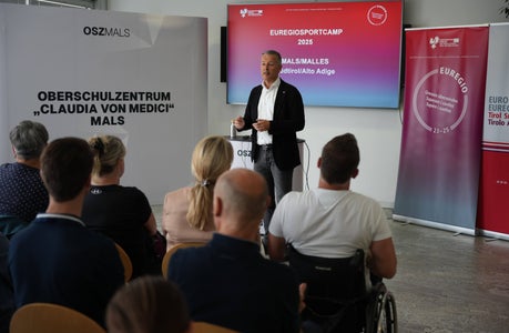 Südtirols Sportlandesrat Peter Brunner beim Euregio-Treffen: Das EuregioSportCamp zeigt, wie Sport Brücken baut. (Foto: Euregio)