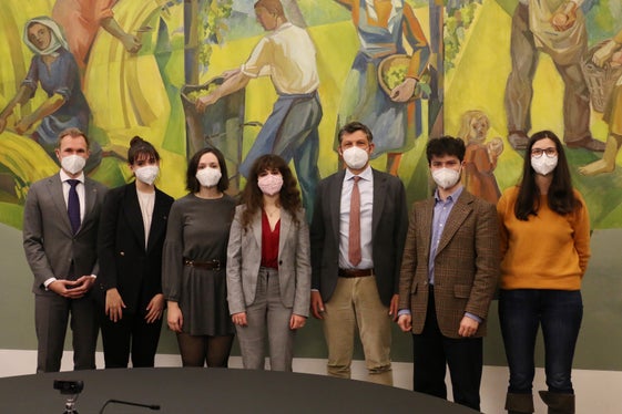 Incontro sulla mobilità: Niklas Klinge, Annika Schmidt, Mariachiara Scibona, Ariane Benedikter, l'assessore Daniel Alfreider, Julian Nikolaus Rensi e Katja Oberrauch (Foto: ASP/Ingo Dejaco)