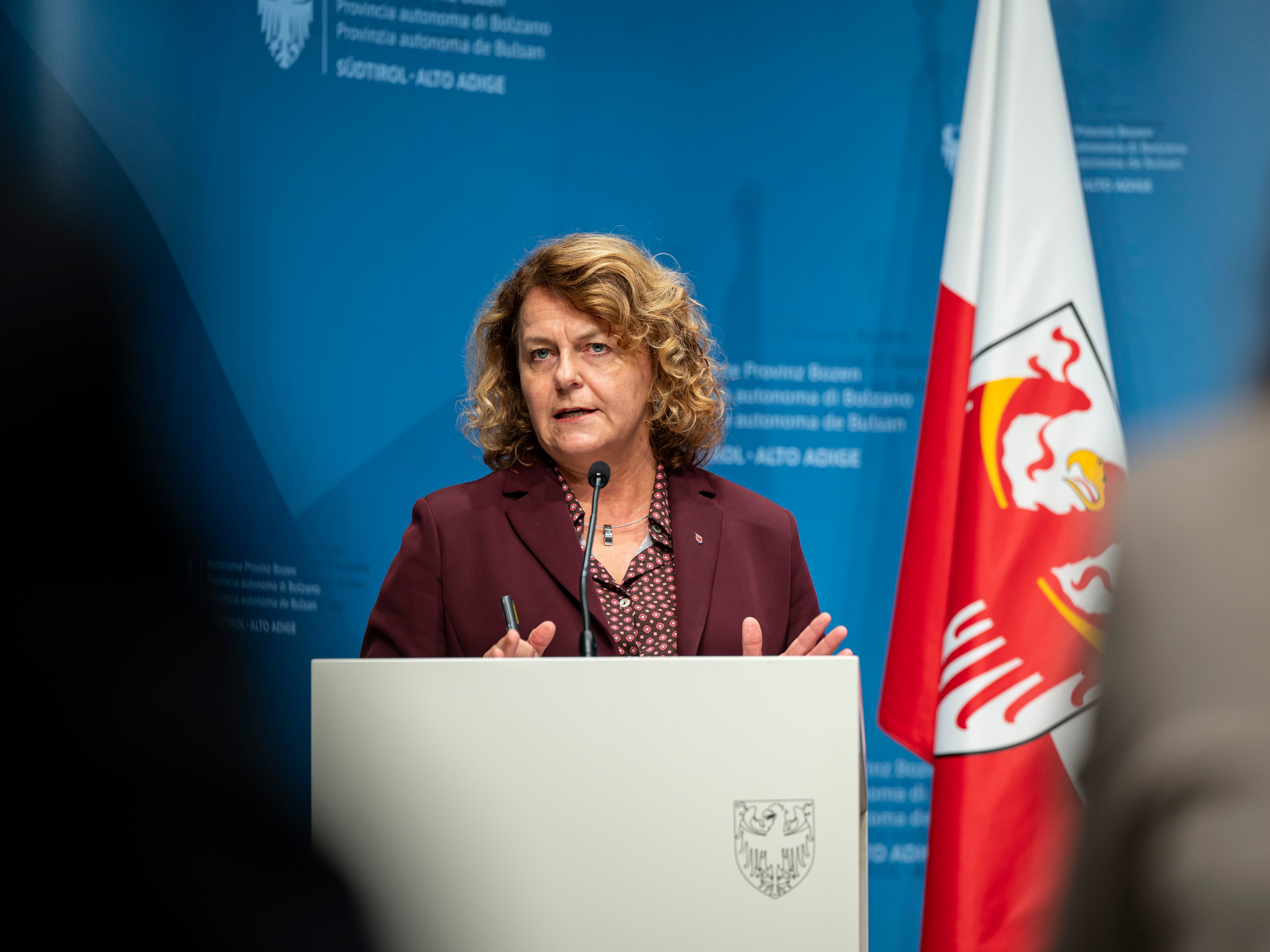 L'assessora Rosmarie Pamer: Stiamo creando nuove linee guida chiare per i servizi sociali in provincia di Bolzano. Vogliamo creare una maggiore trasparenza, standard uniformi e una base chiara per gli enti e le persone interessate“. (Foto: USP/Fabio Brucculeri)