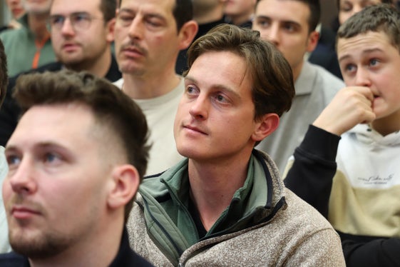 Tutti i partecipanti registrati alla cerimonia hanno ricevuto permessi giornalieri per una battuta di pesca in acque altoatesine; inoltre, ogni nuovo pescatore e ogni nuova pescatrice ha ricevuto un attestato e una spilla come ricordo dell'esame di pesca. (Foto: USP/Maja Clara)