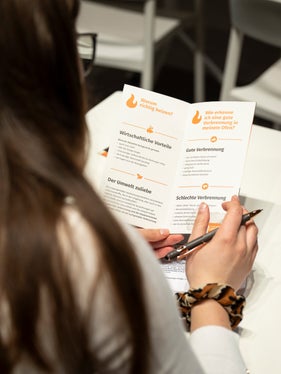 Im Rahmen des Projekts Heizen mit Holz, aber richtig sensibilisiert das Land Südtirol mit Beratungen und Infomaterial die Südtirolerinnen und Südtiroler dafür, wie sie ihre Holzöfen und -herde bestmöglich betreiben können, um Schadstoffe zu reduzieren. (Foto: LPA/Fabio Brucculeri)