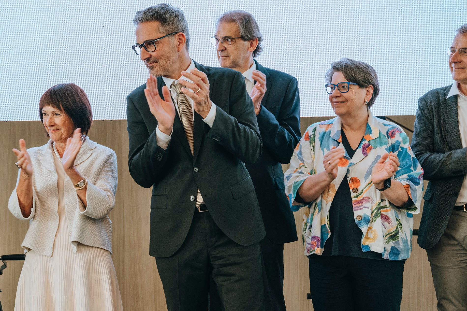 Da sinistra la presidente del NOI Techpark Helga Thaler Ausserhofer, il presidente della Provincia autonoma di Bolzano Arno Kompatscher, il rettore Paolo Lugli e la presidente della Libera Università di Bolzano Ulrike Tappeiner (Foto: NOI Techpark/Daniele Fiorentino)