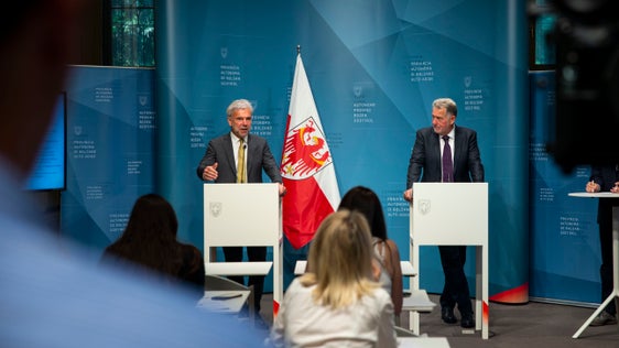 Lo studio presentato oggi (19 giugno) sulla qualità della vita mostra che gli altoatesini hanno una visione differenziata del turismo - l'assessore provinciale, Arnold Schuler, e il direttore del Centro di Competenza per il Turismo e la Mobilità della Libera Università di Bolzano, Thomas Bausch, hanno presentato i risultati dello studio (Foto: ASP/Fabio Brucculeri)