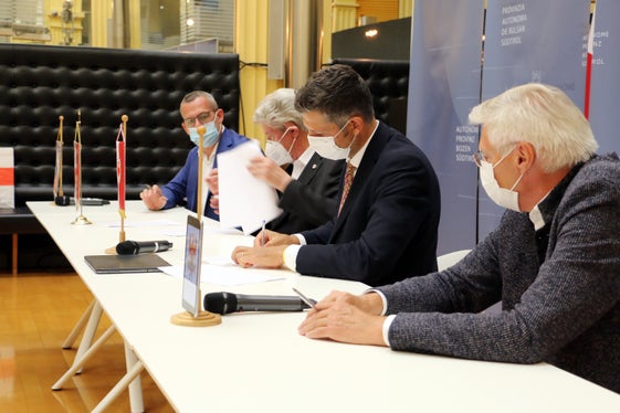 Wichtigstes Ziel bleibt ein faires, smartes und umweltfreundliches Angebot im öffentlichen Nahverkehr für die Fahrgäste, betonte LR Alfreider (2.v.r.) bei der Gesellschafterversammlung. (Foto: LPA/Ingo Dejaco)