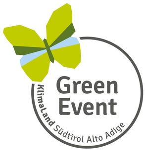Immer öfter ist das Logo mit dem grünen Schmetterling auf Veranstaltungsplakaten zu sehen: Ab 1. Juni gelten neue Kriterien für den GreenEvent-Zertifizierungsprozess. (Foto: Landesagentur für Umwelt und Klimaschutz)
