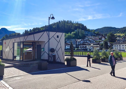 Der Platz, der in Steinegg durch den Bau der neuen Schulturnhalle gestaltet worden ist, wird von der Gemeinschaft bereits rege genutzt. (Foto: LPA/Ursula Pirchstaller)