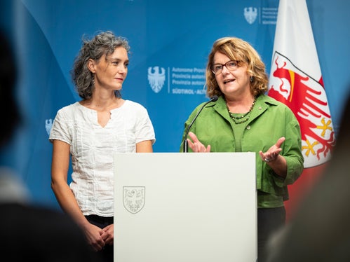 L’opuscolo “Violenza nella terza età. Riconoscere e prevenire le forme di violenza” intende incoraggiare le persone a cercare sostegno, ha sottolineato l’assessora provinciale al Sociale Rosmarie Pamer (a destra) in occasione della presentazione; nella foto, a sinistra, Chiara Furnari dell’Ufficio Anziani e distretti sociali. (Foto: USP/Fabio Brucculeri)