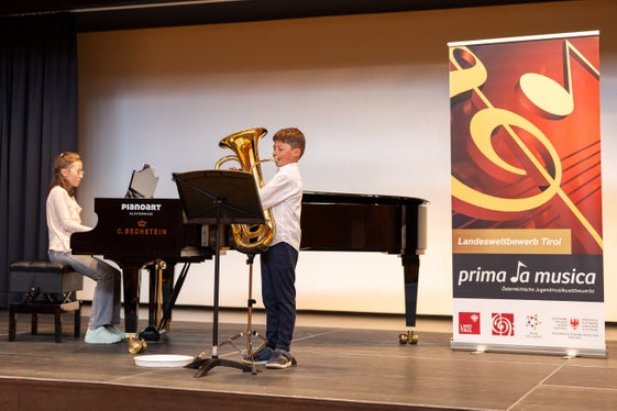 Marie Blaas hat Jakob Felderer (beide Musikschule Oberer Vinschgau) am Klavier begleitet und gleichzeitig selbst als Jugendliche Begleiterin am Wettbewerb teilgenommen. (Foto: LPA/Shakesbear Photography & Art)