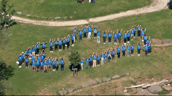 Passend zum Thema bildeten die Schülerinnen und Schüler einen Fisch. (Foto: LPA/Nadia Franzoi)
