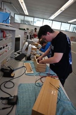 Die Zuegg-Schüler beim Zusammenbauen des Radiogehäuses (Foto: LPA/LFS Zuegg)