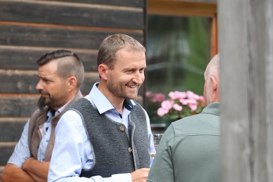I corsi per il lavoro forestale si basano sulla collaborazione di molte persone ed enti. Nella foto il vicedirettore dell'Agenzia Demanio provinciale, Andreas Agreiter. (Foto: USP/Maja Clara)