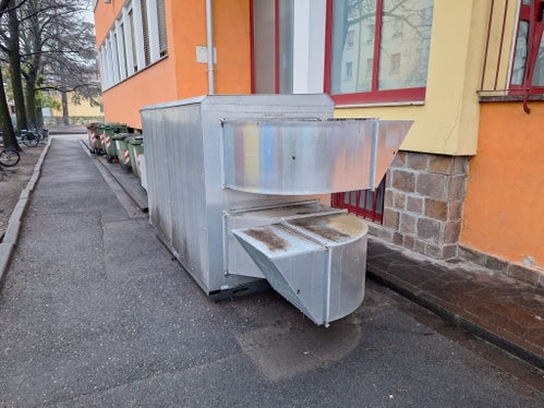Das mechanisch kontrollierte Lüftungssystem für die Manzoni-Schule befindet sich außerhalb des Gebäudes und ist mit den Klassenzimmern und der Mensa verbunden ist. Dadurch bleibt der Geräuschpegel in den Klassen gering und stört den Unterricht nicht. (Foto: LPA/Gnews)