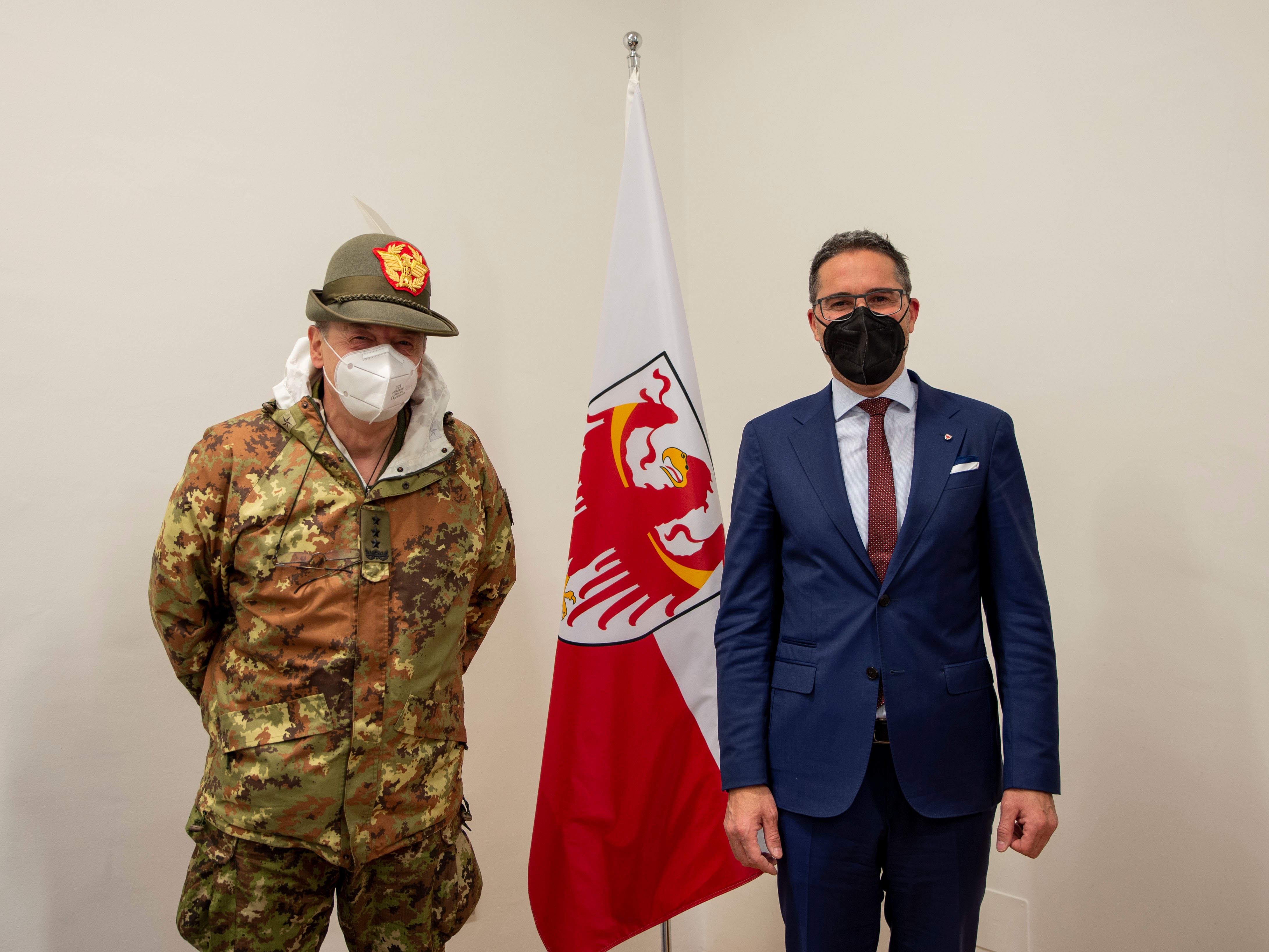 Il nuovo comandante delle Truppe Alpine Gamba ha visitato il presidente della Provincia Kompatscher. (Foto: ASP/Fabio Brucculeri)