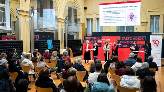 Vernetzt gegen Gewalt an Frauen: Heute (18. November) wurde die Kampagne Südtirol schaut hin im Innenhof von Landhaus 1 in Bozen vorgestellt. (Foto: LPA/Fabio Brucculeri)