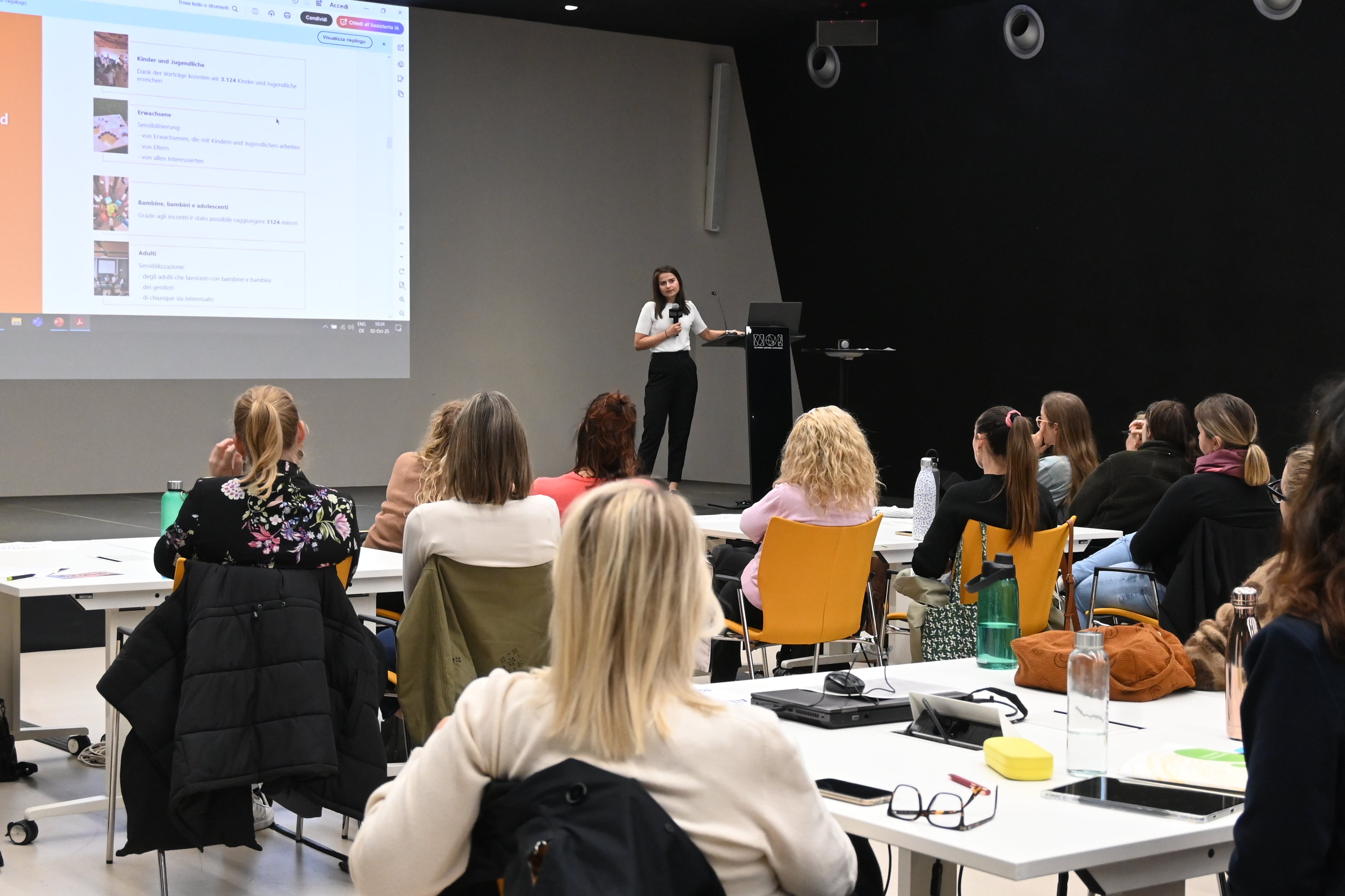 Rund 70 Schulsozialpädagoginnen und Schulsozialpädagogen der Grundschulen, Mittelschulen und Oberschulen Südtirols&nbsp;tauschten sich am 2. Oktober im Noi-Techpark in Bozen aus; im Bild Kinder- und Jugendanwältin Daniela Höller bei ihrem Kurzreferat. (Foto: LPA/Pädagogische Abteilung der Deutschen Bildungsdirektion)