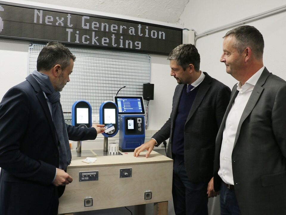 Unire tutti i servizi di mobilità e renderli accessibili con un'unica tessera: questo è l'obiettivo del progetto MaaS. Il direttore della Sta Joachim Dejaco, l'assessore provinciale alla Mobilità Daniel Alfreider e il direttore di settore di Sta Patrick Dejaco discutono di biglietteria. (Foto: ASP/Ingo Dejaco)