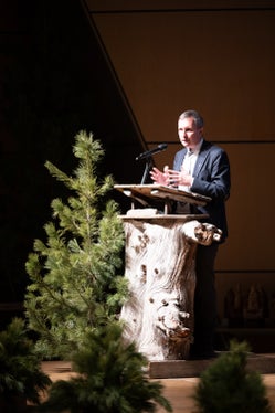 L'assessore provinciale Luis Walcher ha sottolineato che “un bosco di protezione sano è di grande importanza per gli insediamenti, le infrastrutture e le aree agricole”. (Foto: USP/Ripartizione Servizio forestale)