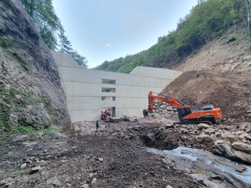 Die neue Rückhaltesperre im Sinichbach - die Aufnahme entstand während der Bauphase - ist auf der Abflusssektion 12 Meter und auf dem seitlichen Flügel 15 Meter hoch und rund 40 Meter breit. (Foto: LPA/Landesamt für Wildbach- und Lawinenverbauung Süd)