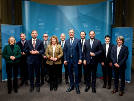 Im ersten Jahr der Amtszeit hat sich die Landesregierung bestehend aus Magdalena Amhof, Luis Walcher, Daniel Alfreider, Christian Bianchi, Rosmarie Pamer, Peter Brunner, Arno Kompatscher, Philipp Achammer, Marco Galateo, Ulli Mair und Hubert Messner (von links nach rechts) intensiv mit Herausforderungen zum leistbaren Leben und Wohlstand befasst. (Foto: LPA/Fabio Brucculeri)