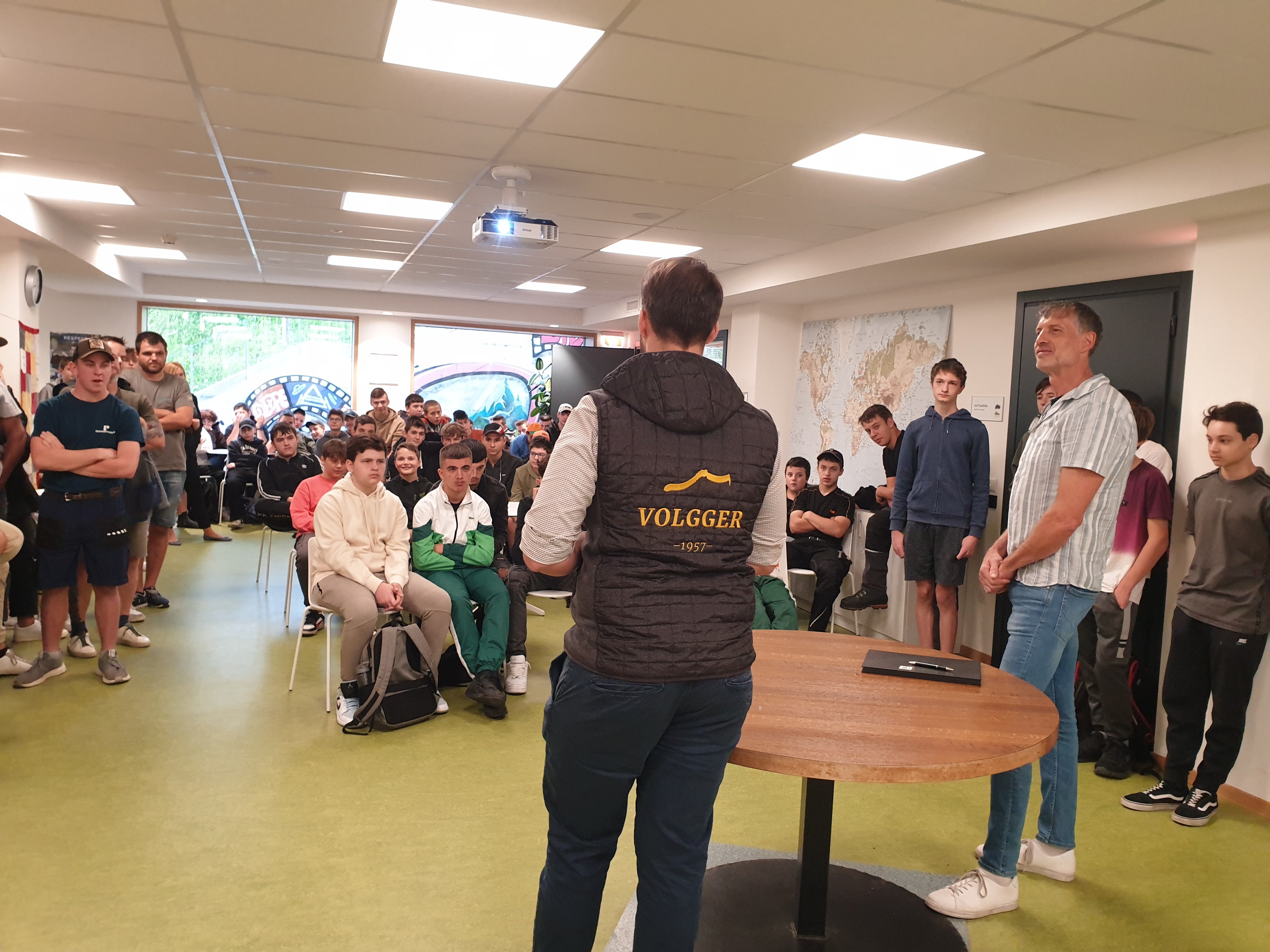 Im Rahmen des Orientierungsprojektes bekamen an einem Vormittag rund 90 Schülerinnen und Schüler die Gelegenheit, einen Blick hinter die alltägliche Arbeit verschiedener Handwerksberufe zu werfen, Fragen vorzubringen oder Kontakte zu schließen. (Foto: BBZ Zuegg Meran)