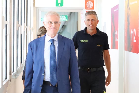 Buon ferragosto wünschte Regierungskommissär Vito Cusumano (links) den Mitarbeiterinnen und Mitarbeitern in den in der Agentur für Bevölkerungsschutz angesiedelten Zentralen und dankte für ihre Arbeit auch an Sonn- und Feiertagen; bei seinem Rundgang wurde er von Berufsfeuerwehroffizier Florian Schroffenegger (rechts) begleitet. (Foto: LPA/Maja Clara)