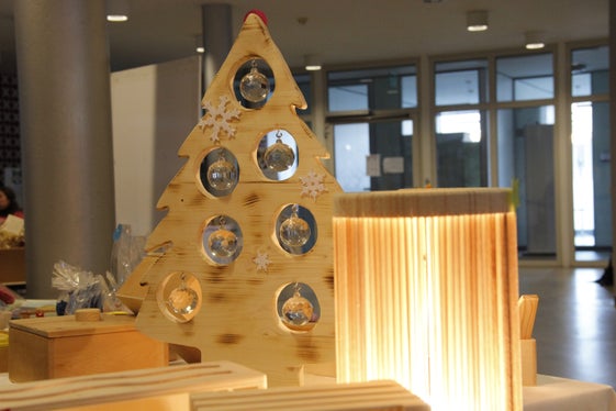 Le decorazioni natalizie realizzate dagli utenti dei laboratori sociali, dei servizi di riabilitazione lavorativa e dei centri di riabilitazione sono state esposte al mercatino natalizio solidale. (Foto: USP/Hannes Wisthaler)