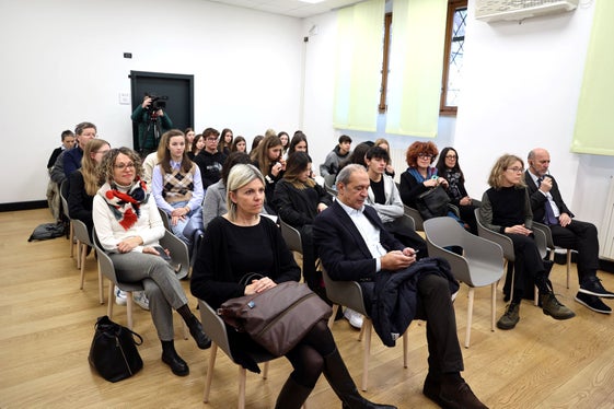 A Casa Moggioli un pubblico d'insegnanti e studenti per il gemellaggio tra i tre istituti scolastici. (Foto: Ufficio stampa Provincia autonoma di Trento)
