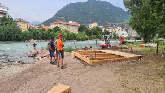 Derzeit wird noch an den beiden Plattformen südlich der Loretobrücke in Bozen gebaut; am Freitag, dem 30. Juni, wird die neue Naherholungszone am Wasser offiziell ihrer Bestimmung übergeben. (Foto: LPA/Agentur für Bevölkerungsschutz)