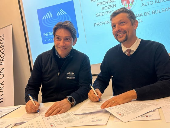 Simico-Geschäftsführer Luigivalerio Sant'Andrea und Mobilitätslandesrat Daniel Alfreider bei der Unterzeichnung der Verträge für die Arbeiten an den Straßen im Pustertal. (Foto: LPA/Benjamin Niederkofler)