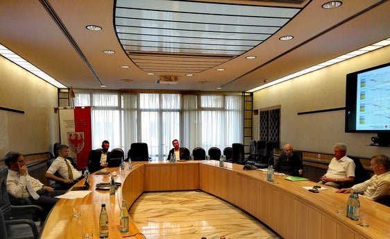 Wollen die Vorhaben der Agenda Bozen für ein besseres Mobilitätsmanagement gemeinsam konsequent umsetzen: LH Kompatscher, LR Alfreider, Ressortchef Vallazza, Tiefbauabteilungsdirektor Simone, Stadtrat Fattor, BM Caramaschi und Vize-BM Walcher. (Foto: LPA)