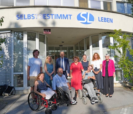 Selbstbestimmt Leben bietet bedarfsgerechte Persönliche Assistenz an. Landeshauptmann Arno Kompatscher (hinten, 3. v. l.), Landesrätin Pamer (hinten, 4. v. l.) und Ressortdirektorin Michela Morandini (1. v. r.) informierten sich vor Ort über diese Unterstützungsleistung für Menschen mit Behinderungen. (Foto: Land Tirol/Mara Dorfmann)