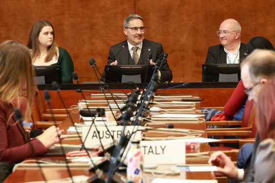 Il presidente della Provincia autonoma di Bolzano, Arno Kompatscher (al centro), al Palais des Nations di Ginevra per la premiazione del concorso Student Minority Projects Challenge 2025, bandito dall'Academic Network for Minority Issues, del quale fa parte Eurac Research. A destra Nicolas Levrat, Relatore Speciale delle Nazioni Unite per le minoranze. (Foto: USP)