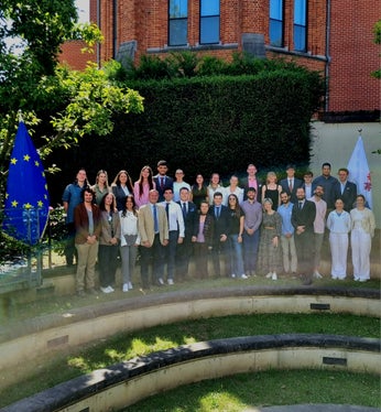 Foto di gruppo per i 27 studenti e gli organizzatori al termine della Euregio Brussels School 2024. (Foto: Euregio)